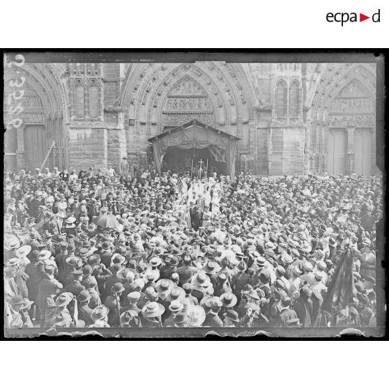 Meaux (Seine-et-Marne). Commémoration de la victoire de la Marne. Le cortège quitte la cathédrale. [légende d'origine]