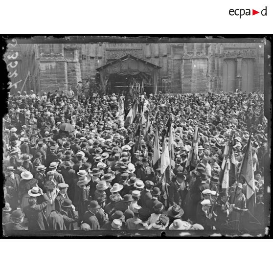Meaux (Seine-et-Marne). Commémoration de la victoire de la Marne. La sortie des drapeaux. [légende d'origine]