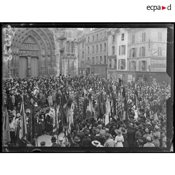 Meaux (Seine-et-Marne). Commémoration de la victoire de la Marne. Défilé des drapeaux à la sortie de la cathédrale. [légende d'origine]