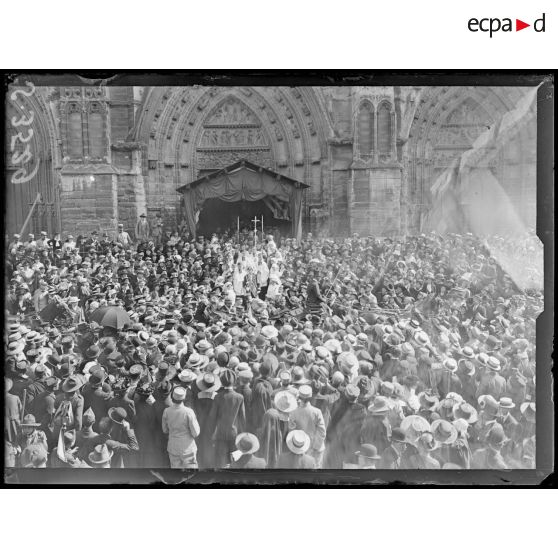 Meaux (Seine-et-Marne). Commémoration de la victoire de la Marne. La sortie de la cathédrale. [légende d'origine]