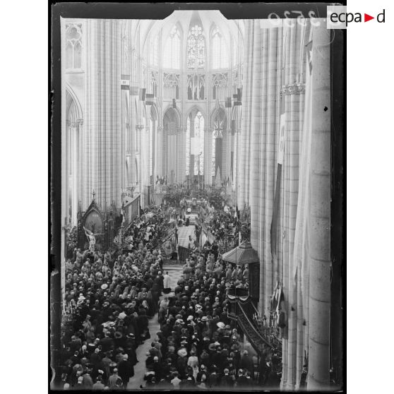 Meaux (Seine-et-Marne). Commémoration de la victoire de la Marne. Intérieur de la cathédrale pendant la cérémonie, bénédiction des drapeaux. [légende d'origine]