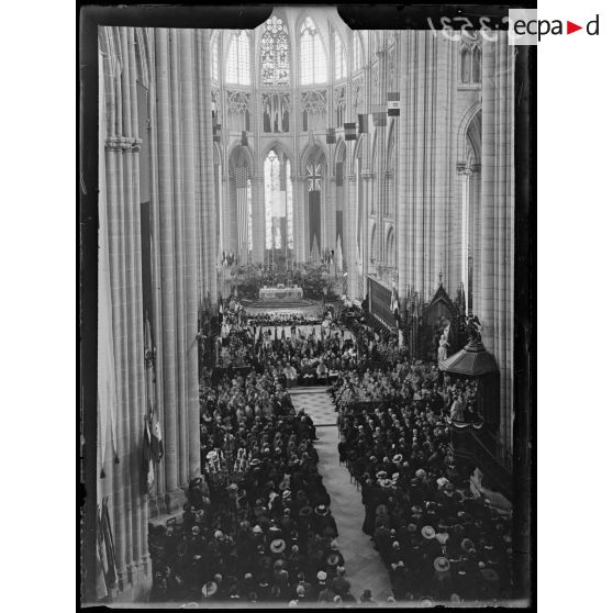 Meaux (Seine-et-Marne). Commémoration de la victoire de la Marne. Intérieur de la cathédrale pendant la cérémonie, le prône. [légende d'origine]