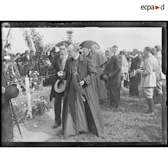 Neufmoutiers (Seine-et-Marne). Monseigneur Amette devant la Grande tombe. [légende d'origine]