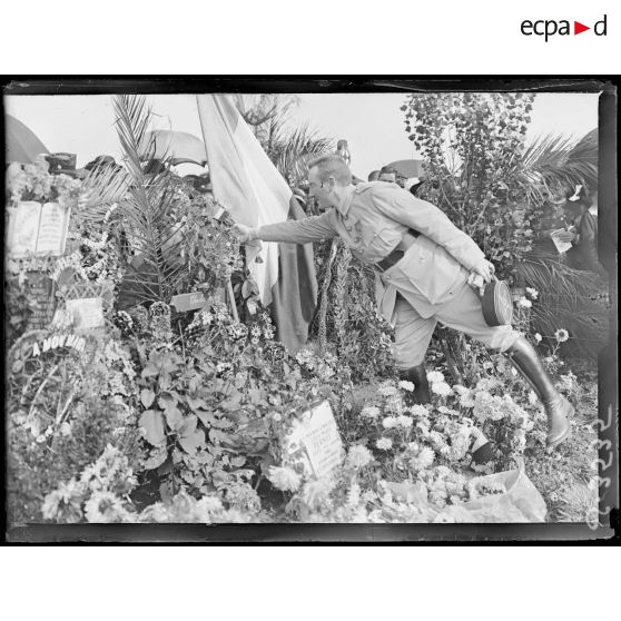 Neufmoutiers (Seine-et-Marne). Sur la tombe de Péguy. [légende d'origine]