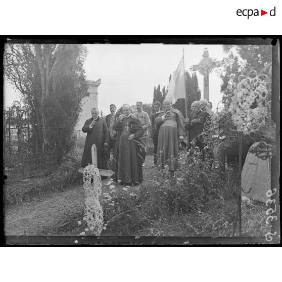 Barcy (Seine-et-Marne). Commémoration de la victoire de la Marne. La bénédiction des tombes. [légende d'origine]