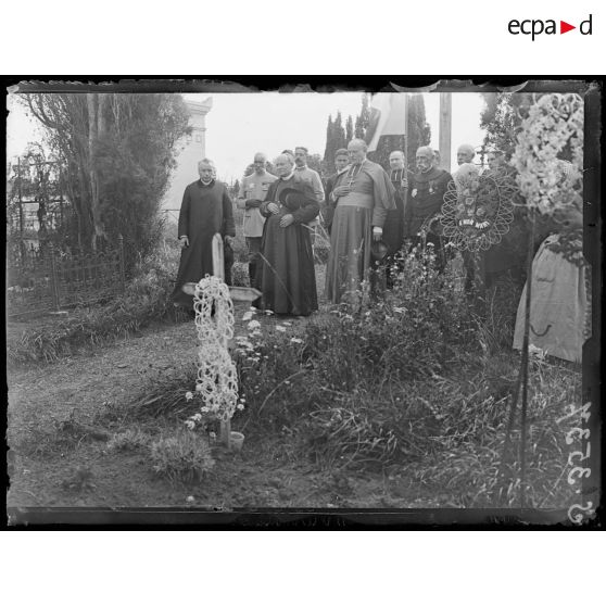 Barcy (Seine-et-Marne). Commémoration de la victoire de la Marne. La bénédiction des tombes. [légende d'origine]