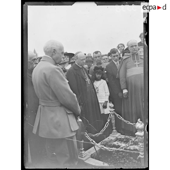 Barcy (Seine-et-Marne). Commémoration de la victoire de la Marne. Mgrs Amette et Marbeau devant la tombe du commandant d'Urbal. [légende d'origine]