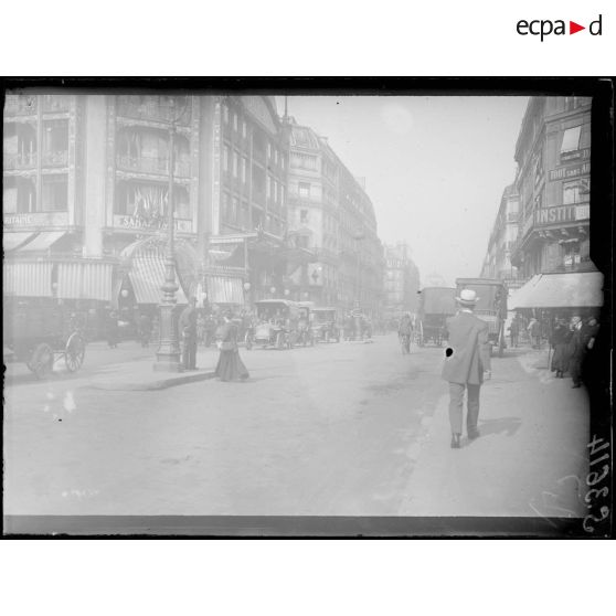 Paris. La rue de Rivoli et la Samaritaine. [légende d'origine]