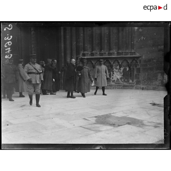 Soissons (Aisne). Voyage du roi d'Italie sur le front français. Le roi sort de la cathédrale qu'il vient de visiter, le souverain a, à sa droite M. Poincaré, à sa gauche le général Franchet d'Esperey. [légende d'origine]