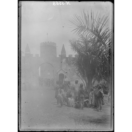 Yoko. Entrée du poste. [légende d'origine]