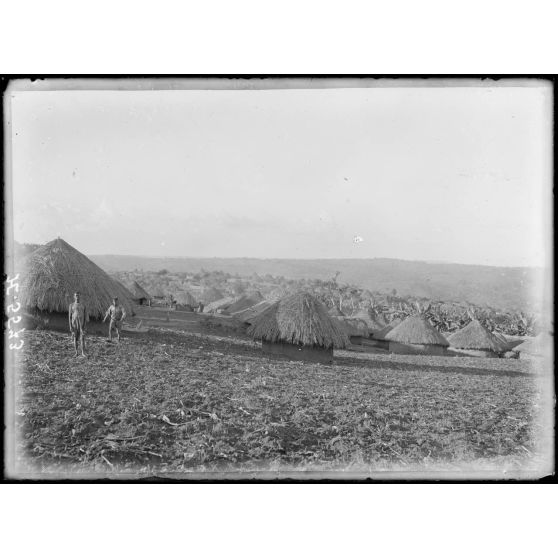 Yoko. Vue générale du village Haoussa. [légende d'origine]