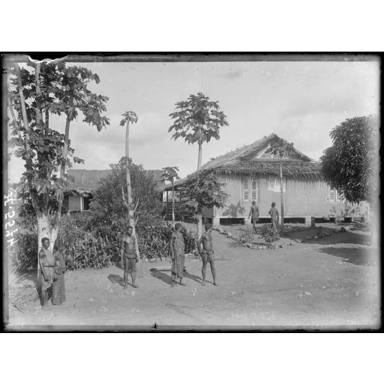 Route de Yoko à Yaoundé. La mission allemande (immeuble). [légende d'origine]