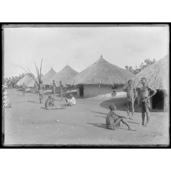 Route de Yoko à Yaoundé. Les cases d'indigènes de la mission. [légende d'origine]