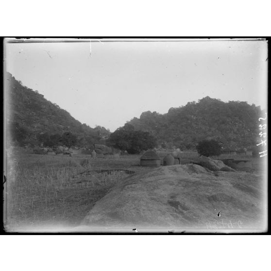 Route de Maroua à Léré. Lara. Le village et la montagne. [légende d'origine]