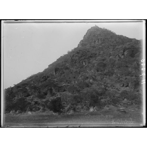 Route de Maroua à Léré. Lara. Le plus haut sommet de la montagne de Lara. [légende d'origine]