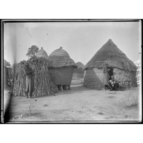 Route de Maroua à Léré. Dumeru. Habitat d'une famille foulbé. [légende d'origine]