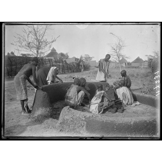 Route de Maroua à Léré. Dumeru. Construction d'une case. [légende d'origine]