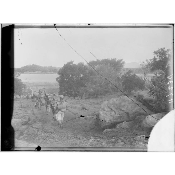 Route de Léré à Golombé. La piste au mayo Lué. [légende d'origine]