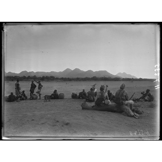 Route de Léré à Golombé. Le mayo Lué et les montagnes de Dakumbé. [légende d'origine]