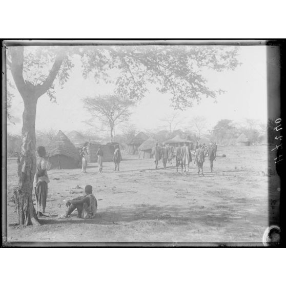 Piste de Maroua à Garoua. Badiouma. Le nouveau campement. Les cases d'Européens et les cuisines. [légende d'origine]