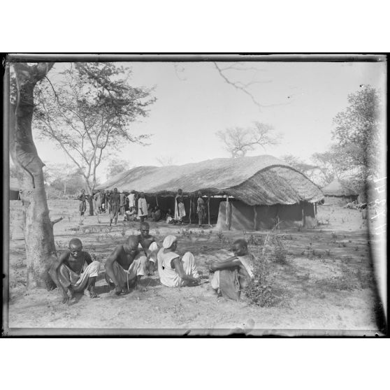 Piste de Maroua à Garoua. Badiouma. Un grand abri pour les porteurs. [légende d'origine]