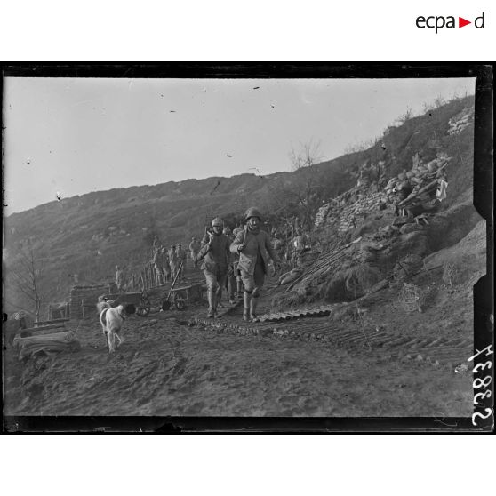 Sud-ouest de Courtecon (Aisne). Ferme des Grelines. Une corvée. [légende d'origine]