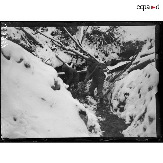 Chavignon (Aisne). Carrières Montparnasse. Un boyau. [légende d'origine]