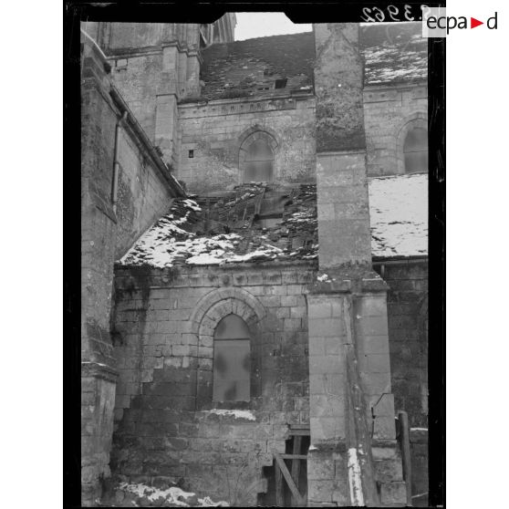 Ambleny (Aisne). Un coin de l'église. [légende d'origine]