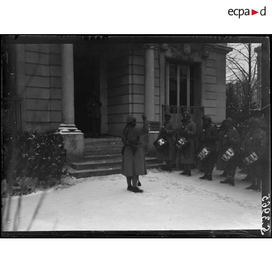 Soissons (Aisne). Aubade au général de Maud'huy à l'occasion du 1er janvier 1918. [légende d'origine]