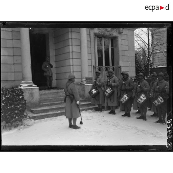 Soissons (Aisne). Aubade au général de Maud'huy à l'occasion du 1er janvier 1918. [légende d'origine]