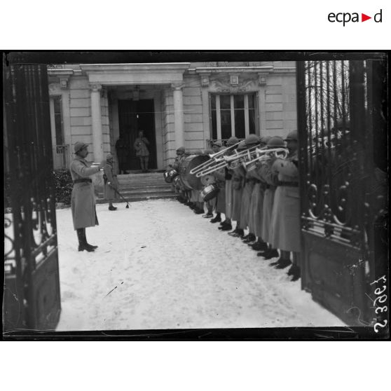 Soissons (Aisne). Aubade au général de Maud'huy à l'occasion du 1er janvier 1918. [légende d'origine]