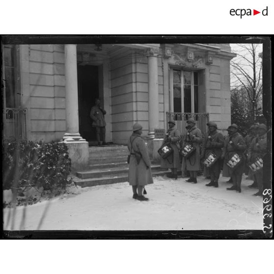 Soissons (Aisne). Aubade au général de Maud'huy à l'occasion du 1er janvier 1918. [légende d'origine]