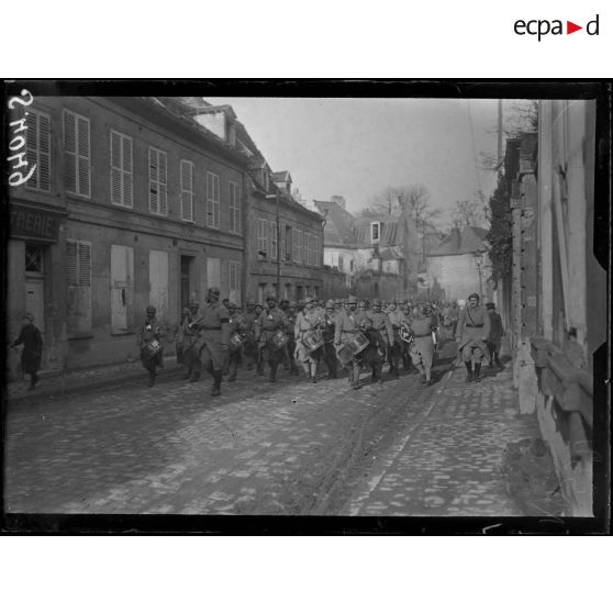 Soisson. Le 403e d'infanterie défile dans les rues après la prise d'armes. [légende d'origine]