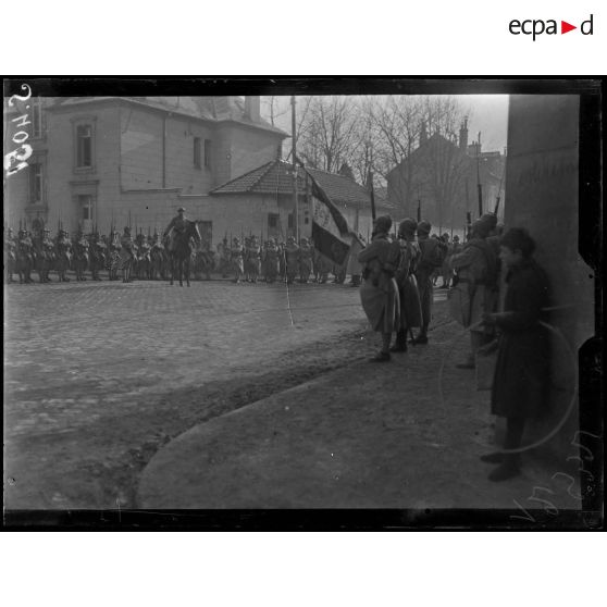Soissons. Le salut au drapeau. [légende d'origine]