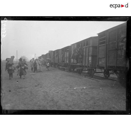 Mercin (Aisne). Arrivée d'un contingent américain. Le débarquement. [légende d'origine]
