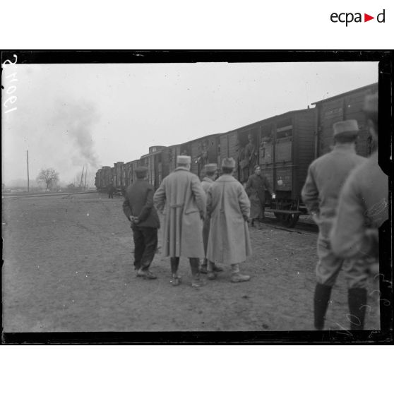 Mercin (Aisne). Arrivée d'un contingent américain. La descente du train. [légende d'origine]