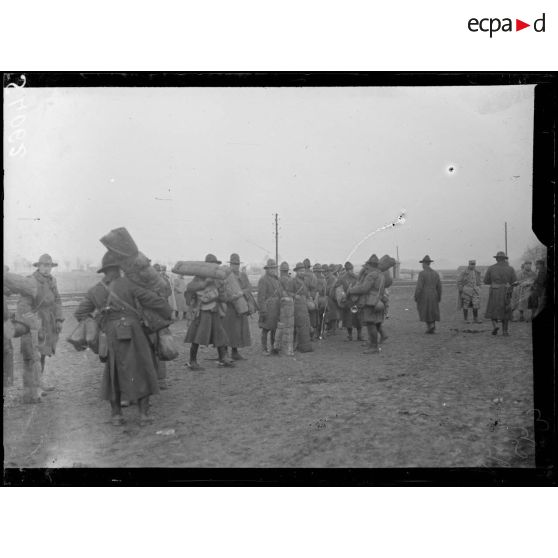 Mercin (Aisne). Arrivée d'un contingent américain. Les soldats forment les rangs. [légende d'origine]