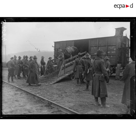 Mercin (Aisne). Arrivée d'un contingent américain. Le débarquement des chevaux. [légende d'origine]
