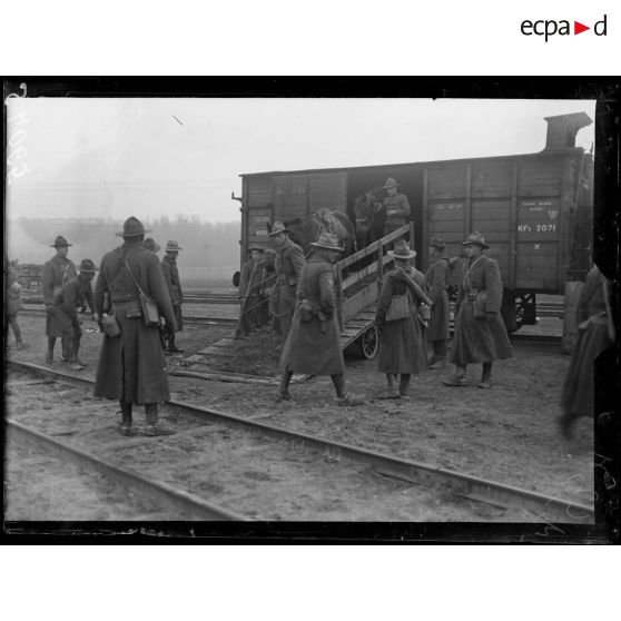 Mercin (Aisne). Arrivée d'un contingent américain. Le débarquement des chevaux. [légende d'origine]