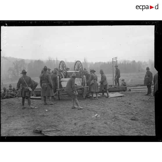 Mercin (Aisne). Arrivée d'un contingent américain. Débarquement du matériel. [légende d'origine]