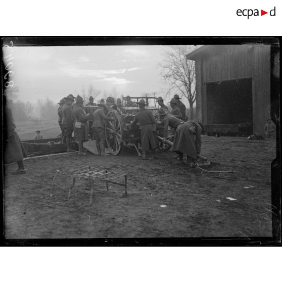 Mercin (Aisne). Arrivée d'un contingent américain. Débarquement du matériel. [légende d'origine]