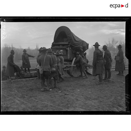 Mercin (Aisne). Arrivée d'un contingent américain. Débarquement du matériel. [légende d'origine]