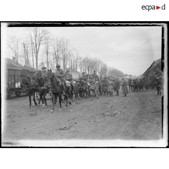 Soissons. Arrivée d'un contingent américain. L'artillerie quitte la gare. [légende d'origine]