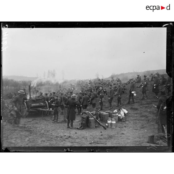 Entre Crouy et Bucy-le-Long (Aisne). Halte des troupes américaines, les cuisines roulantes à l'heure de la soupe. [légende d'origine]
