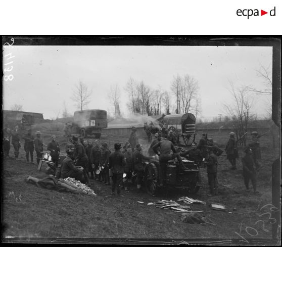 Crouy (Aisne). Halte d'un convoi de troupes américaines, la soupe aux cuisines roulantes. [légende d'origine]