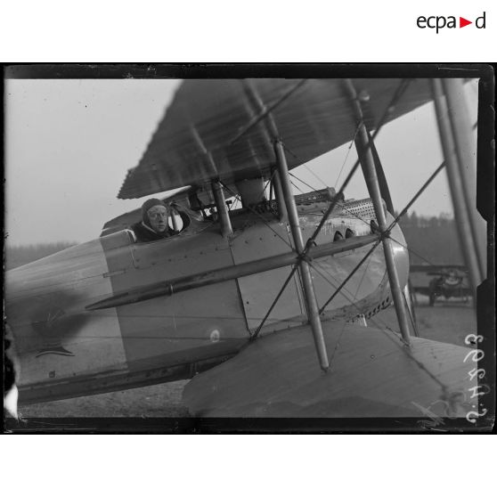 Coincy (Aisne). Camp d'aviation. Le lieutenant Guérin dans son avion. [légende d'origine]