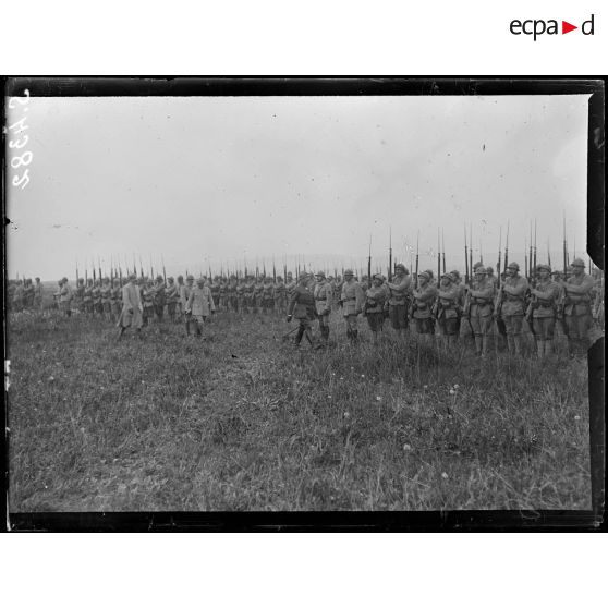 Celles-lès-Condé (Aisne). Le général Modelon passe en revue le bataillon qui doit exécuter le coup de main sur Anizy le 11 mai. [légende d'origine]