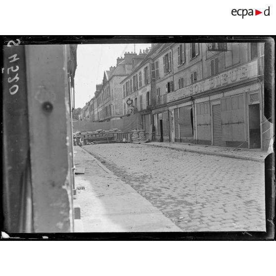 Château-Thierry (Aisne). La rue Carnot et une barricade. [légende d'origine]