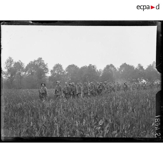 Bois de la Marette (Aisne). Les premiers prisonniers allemands faits à la cote 204 par les soldats américains. [légende d'origine]