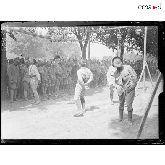 Germigny-l'Evêque (Seine-et-Marne). L'Independence Day au camp de l'ATA. Les jeux de la poêle. [légende d'origine]